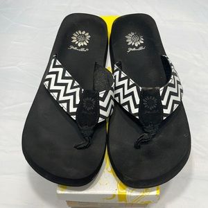 Yellow Box Yulina Black White Chevron Zig Zag Mellow Mat Flip Flop Sandals 8.5